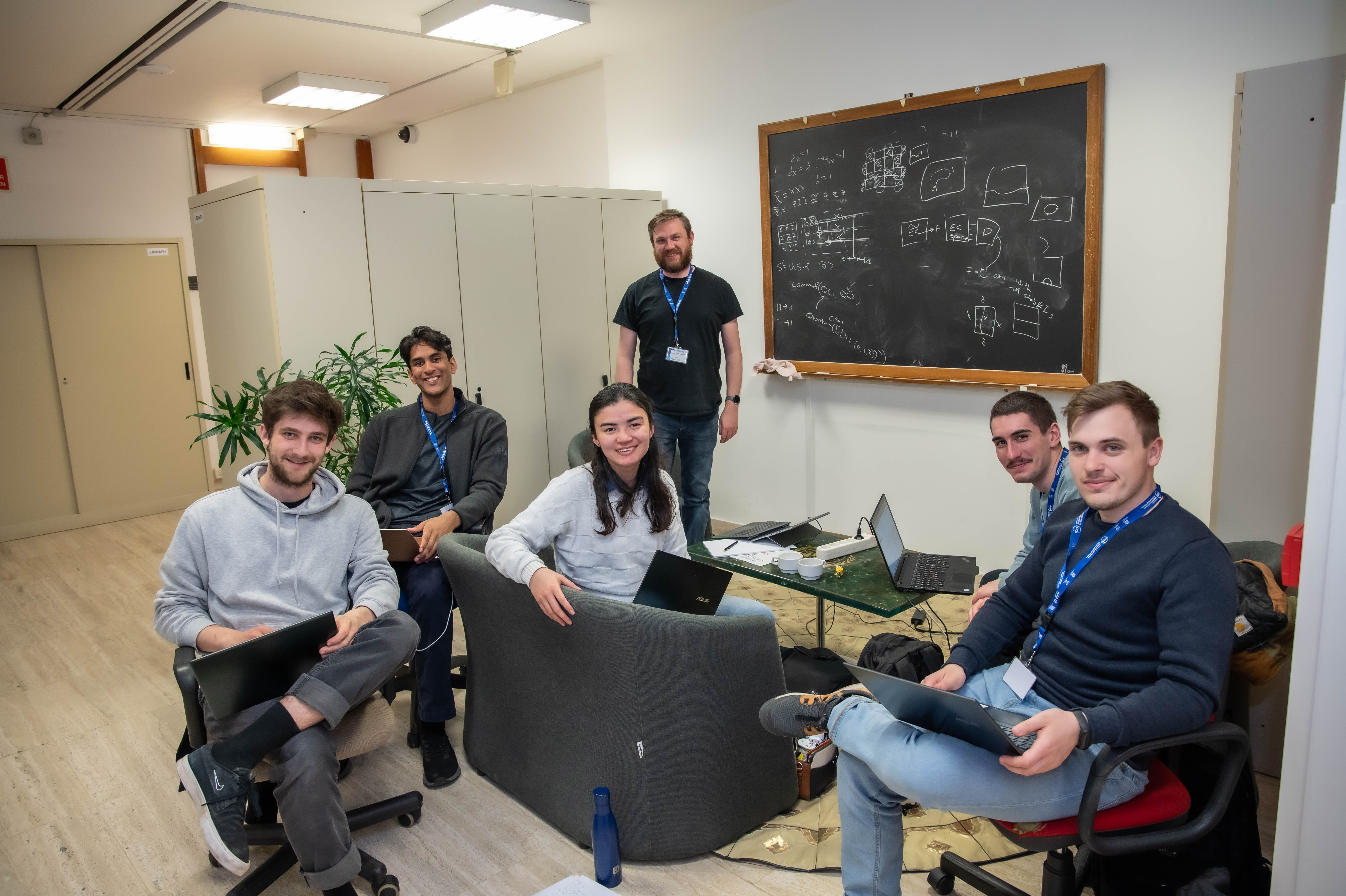 A csapat tagja volt még (a képen balról jobbra haladva) Bastien Grivet (Paris-Saclay), Vikaas Varma (Cambrige), Kimberley Worrall (Cambridge); a mentoruk Ciarán Ryan-Anderson (Quantinuum) volt. Az öt fiatal kutató különböző hibajavító kódok (ismétléses kód, Shor-kód, Steane-kód) hibatűrését vizsgálta, konkrétabban az elkódolás során jelentkező potenciális hibák fejlődését és javíthatóságát elemezte.