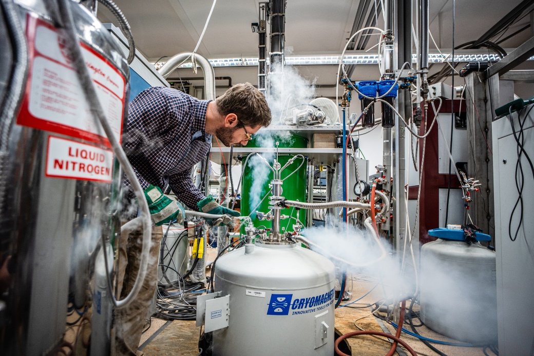 Kvantumelektronikai laboratórium a Budapesti Műszaki és Gazdasági Egyetemen képe